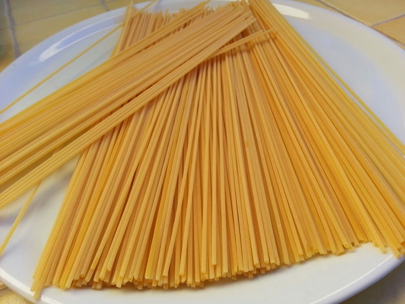 uncooked spaghetti