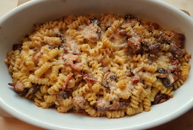 short fusilli bucati pasta with gorgonzola, pancetta and mushrooms