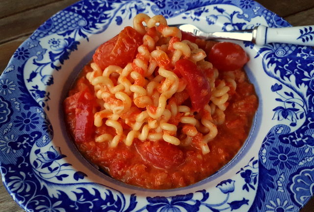 Long fusilli with roasted pepper sauce 