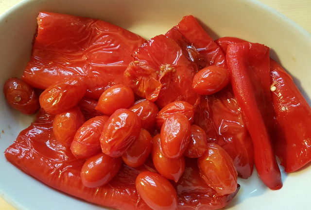 Long fusilli with roasted pepper sauce 