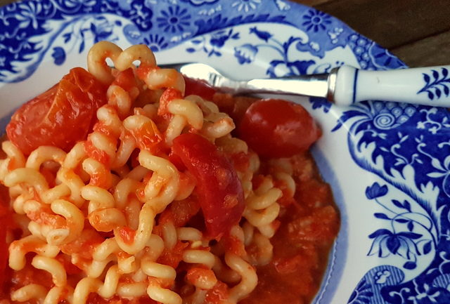 Long fusilli with roasted pepper sauce