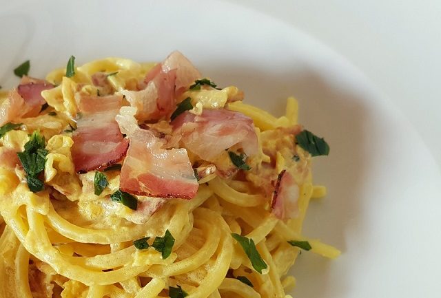 Pasta with saffron and pancetta