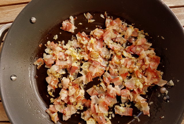 Pasta with saffron and pancetta 