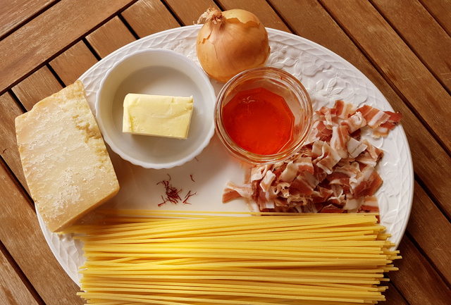 Pasta with saffron and pancetta 