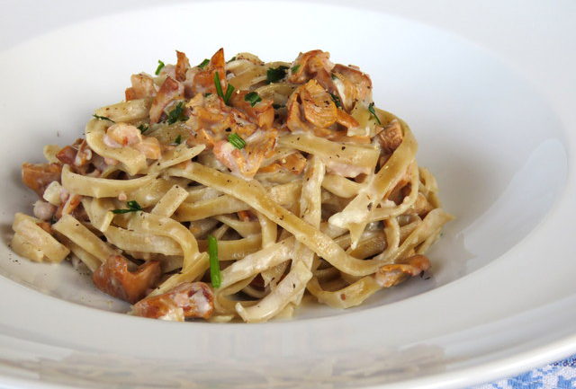 Schüttelbrot Tagliatelle with chanterelle mushrooms and speck