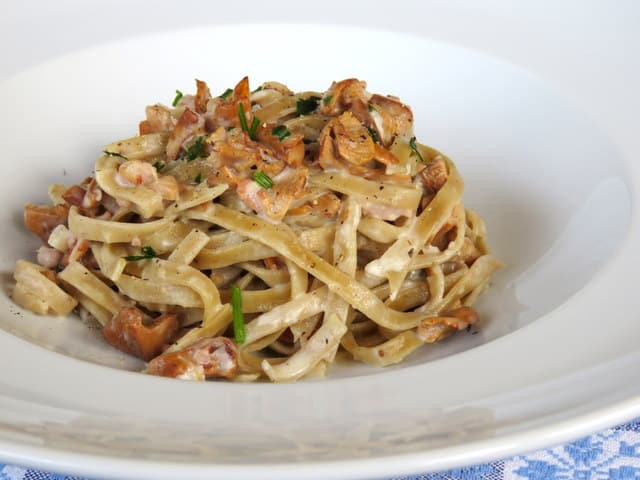 Schüttelbrot tagliatelle with chanterelle mushrooms and speck.
