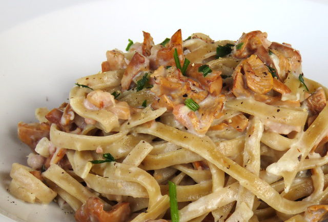 Tagliatelle with chanterelle mushrooms and speck 