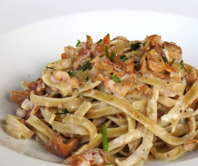 Schüttelbrot tagliatelle with chanterelle mushrooms and speck. The