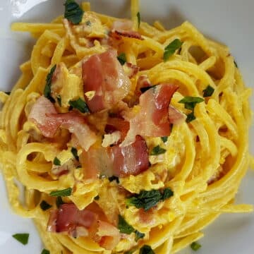 Spaghetti/ maccheroni alla chitarra pasta with saffron and pancetta
