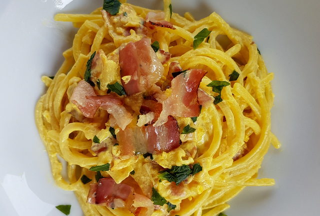 Spaghetti/ maccheroni alla chitarra pasta with saffron and pancetta