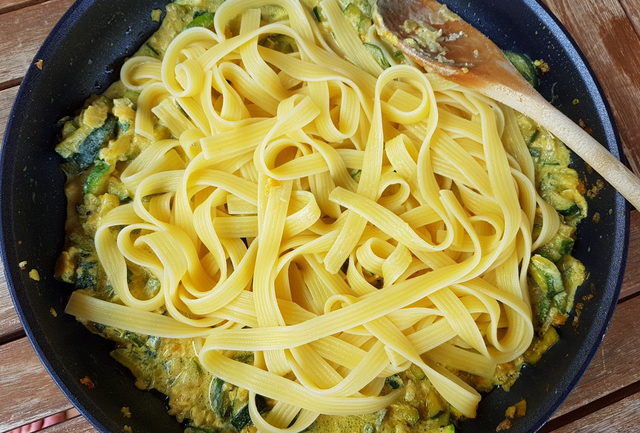 pasta with saffron and zucchini