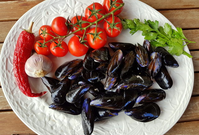 spaghetti with mussels alla Tarantina ingredients