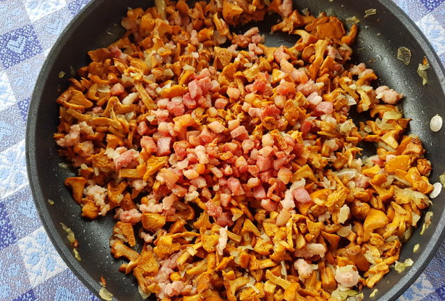 Tagliatelle with chanterelle mushrooms and speck 