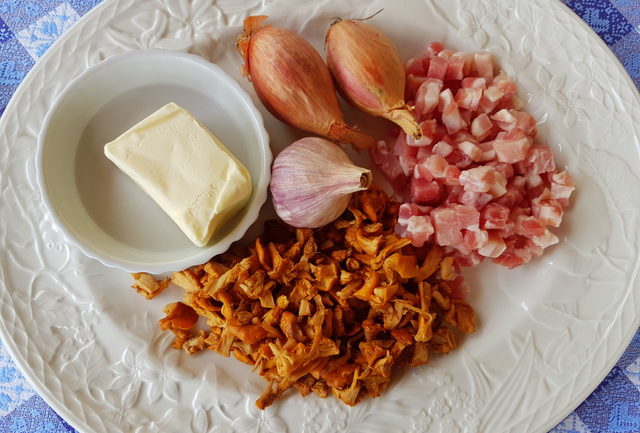 Tagliatelle with chanterelle mushrooms and speck ingredients