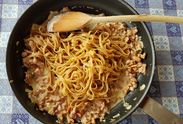tagliatelle with chanterelle mushrooms and speck
