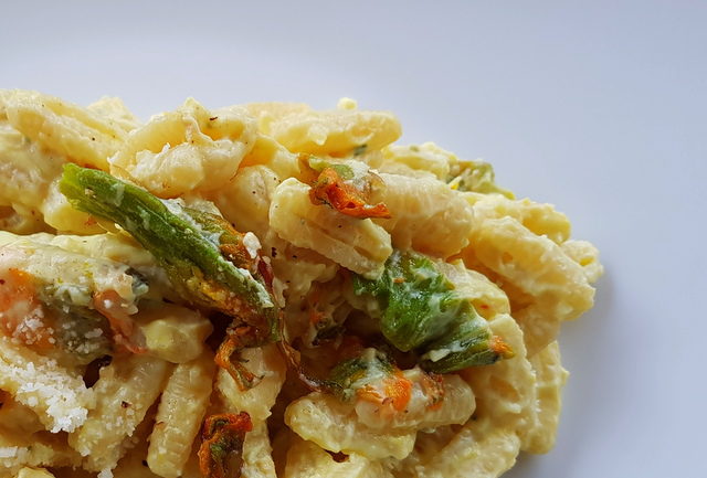 Malloreddus with zucchini flowers, ricotta and saffron 