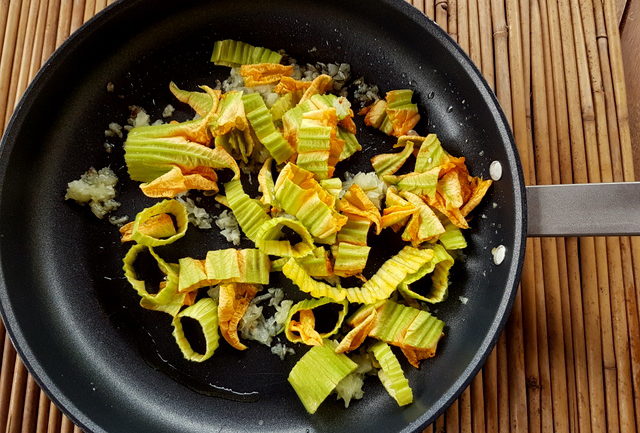 Malloreddus with zucchini flowers, ricotta and saffron 