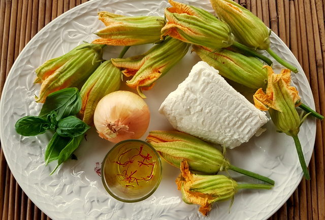 Malloreddus with zucchini flowers, ricotta and saffron ingredients
