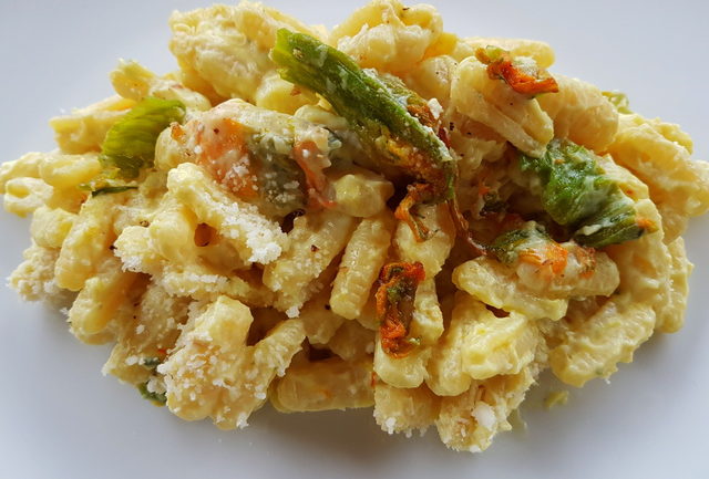 Malloreddus with zucchini flowers, ricotta and saffron