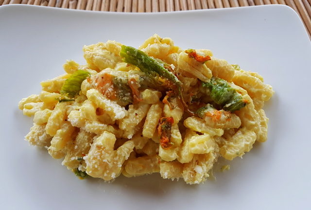 Malloreddus with zucchini flowers, ricotta and saffron 