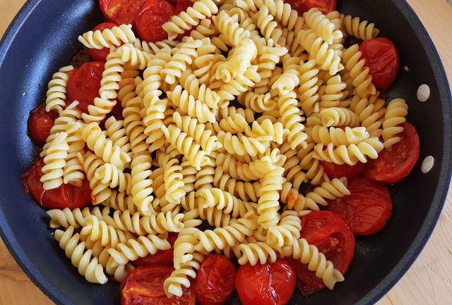 fusilli pasta with tomatoes, basil & burrata cream 