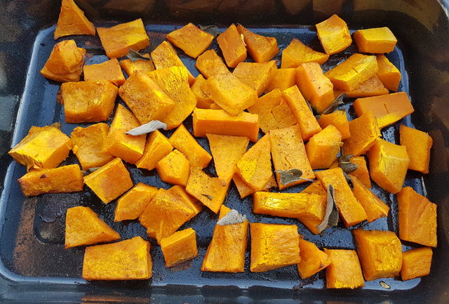 Baked pasta with pumpkin and zucchini 
