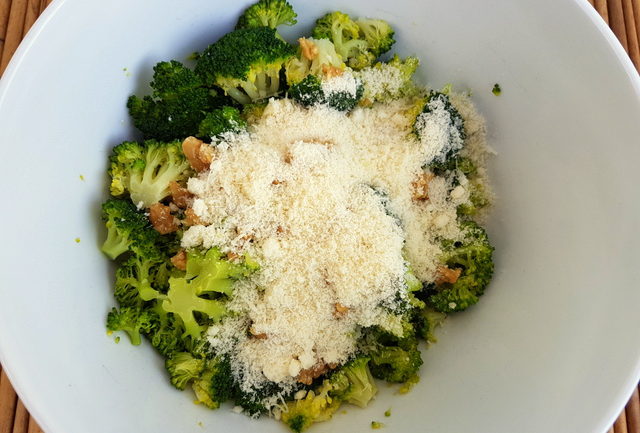 Rigatoni pasta with broccoli cream & pancetta