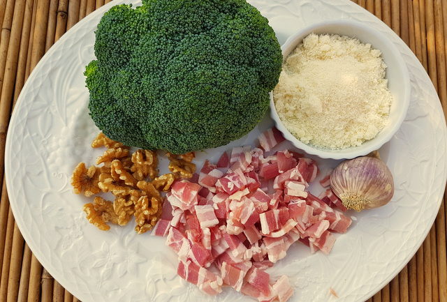 Rigatoni pasta with broccoli cream & pancetta