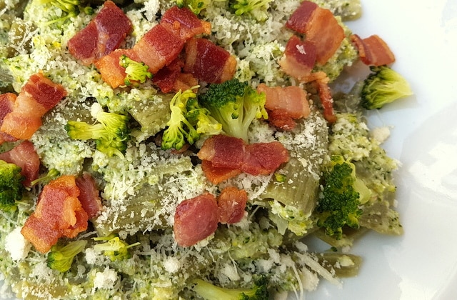 Rigatoni pasta with broccoli cream & pancetta