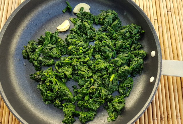 Radiatori with spinach and stracchino