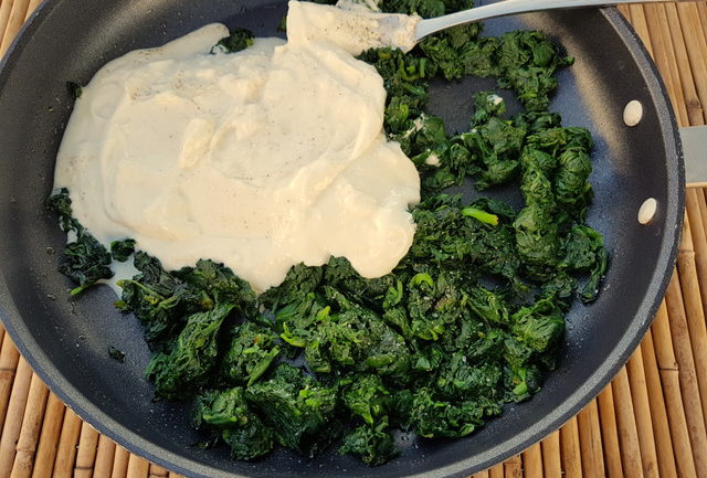 Radiatori with spinach and stracchino