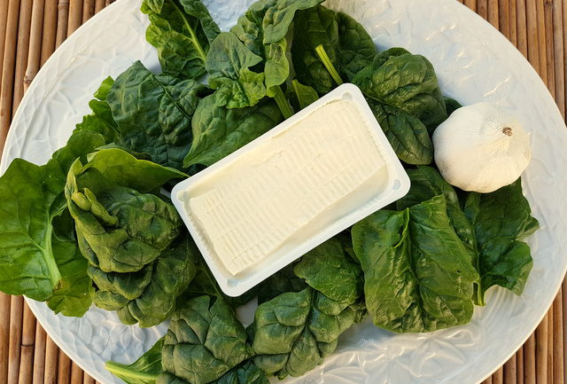 Radiatori with spinach and stracchino