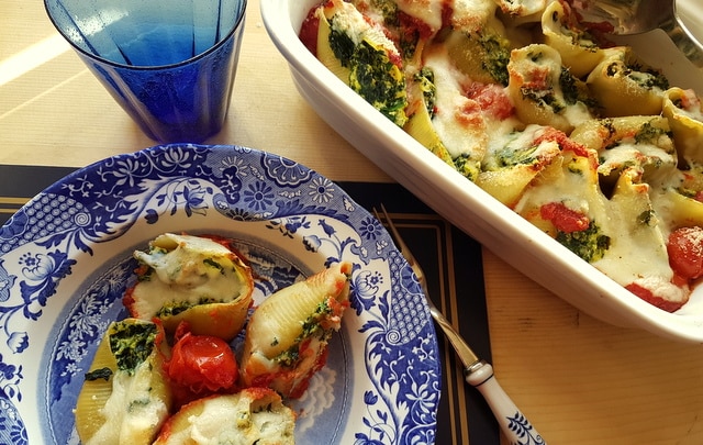 Conchiglioni pasta shells with spinach and ricotta 