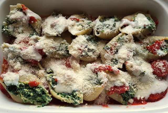 Conchiglioni pasta shells with spinach and ricotta 
