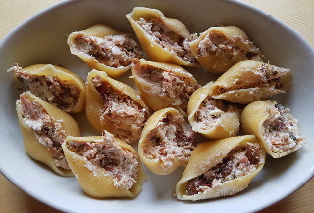 baked conchiglioni pasta shells with tuna and ricotta 