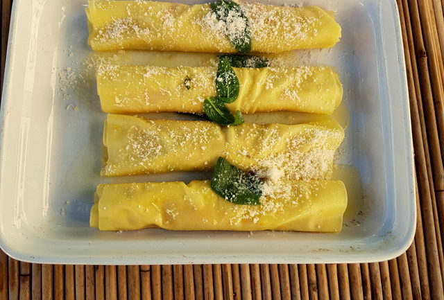 Cannelloni with pumpkin and goat cheese (manicotti)