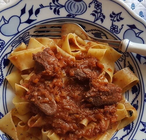 https://www.the-pasta-project.com/wp-content/uploads/2018/01/pappardelle-pasta-with-venison-ragu-6-500x481.jpg