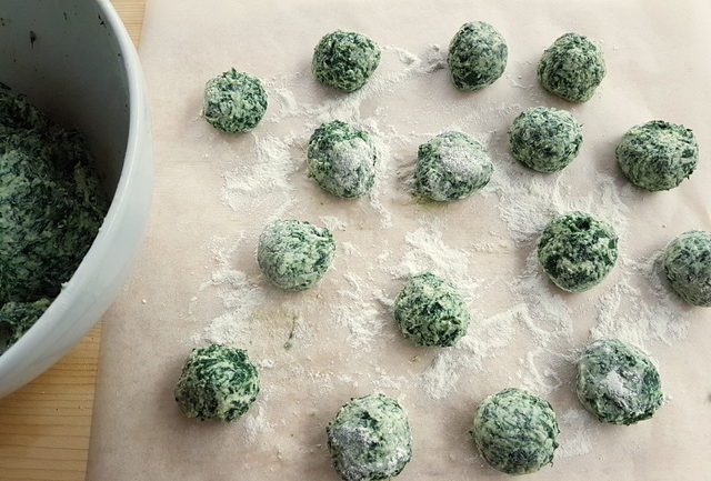 uncooked Tuscan gnudi (malfatti) on floured baking paper