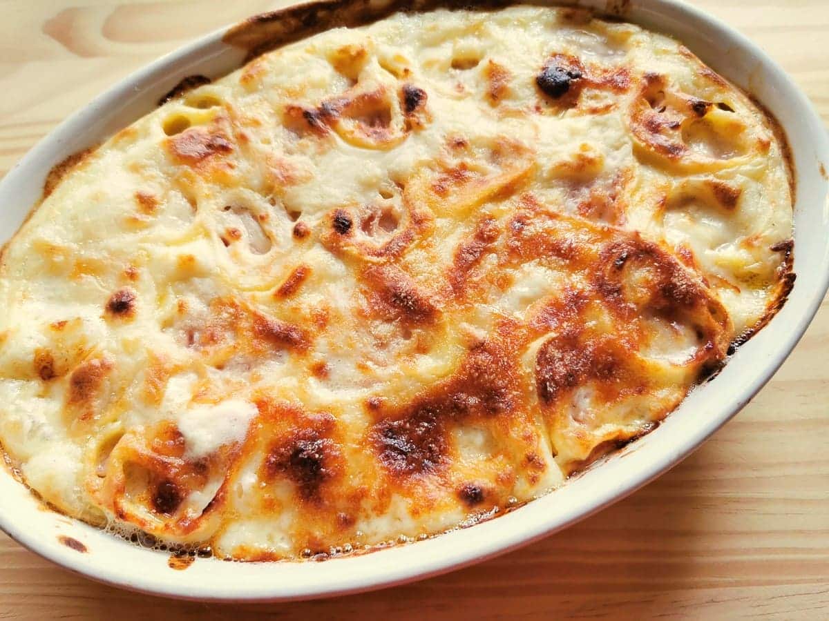 Baked Pasta Roses with ham cheese and béchamel.