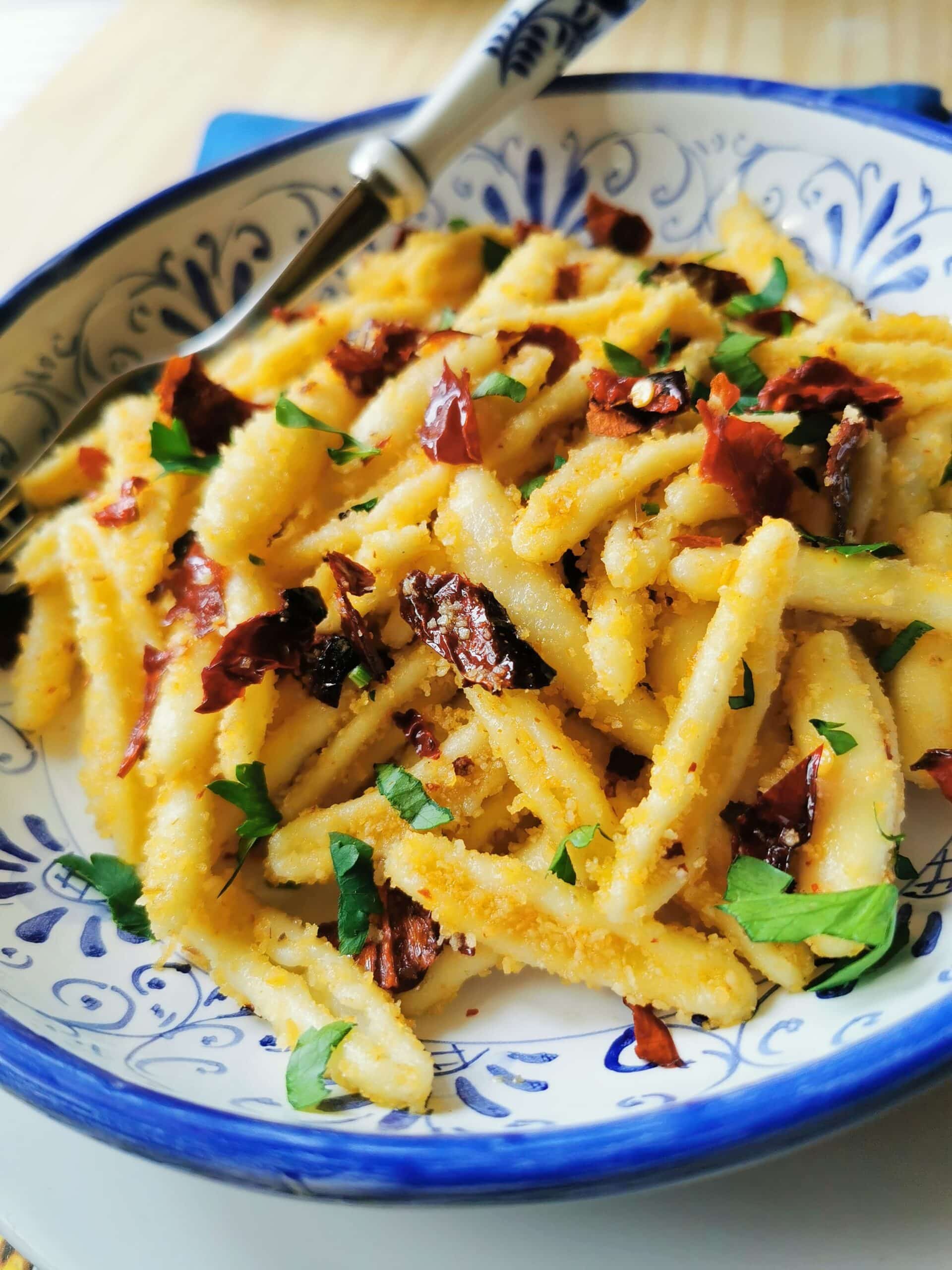 Cavatelli with Senise peppers garnished with sliced flat parsley.