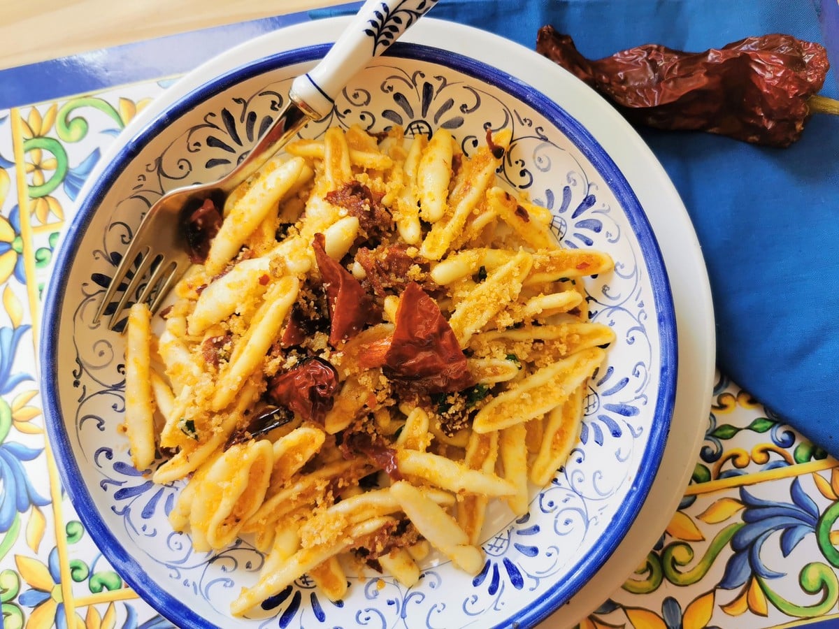 Senise peppers pasta in a bowl with a fork.