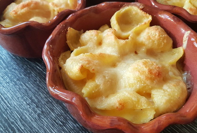 Cheesy conchiglie pasta al forno (baked pasta shells).