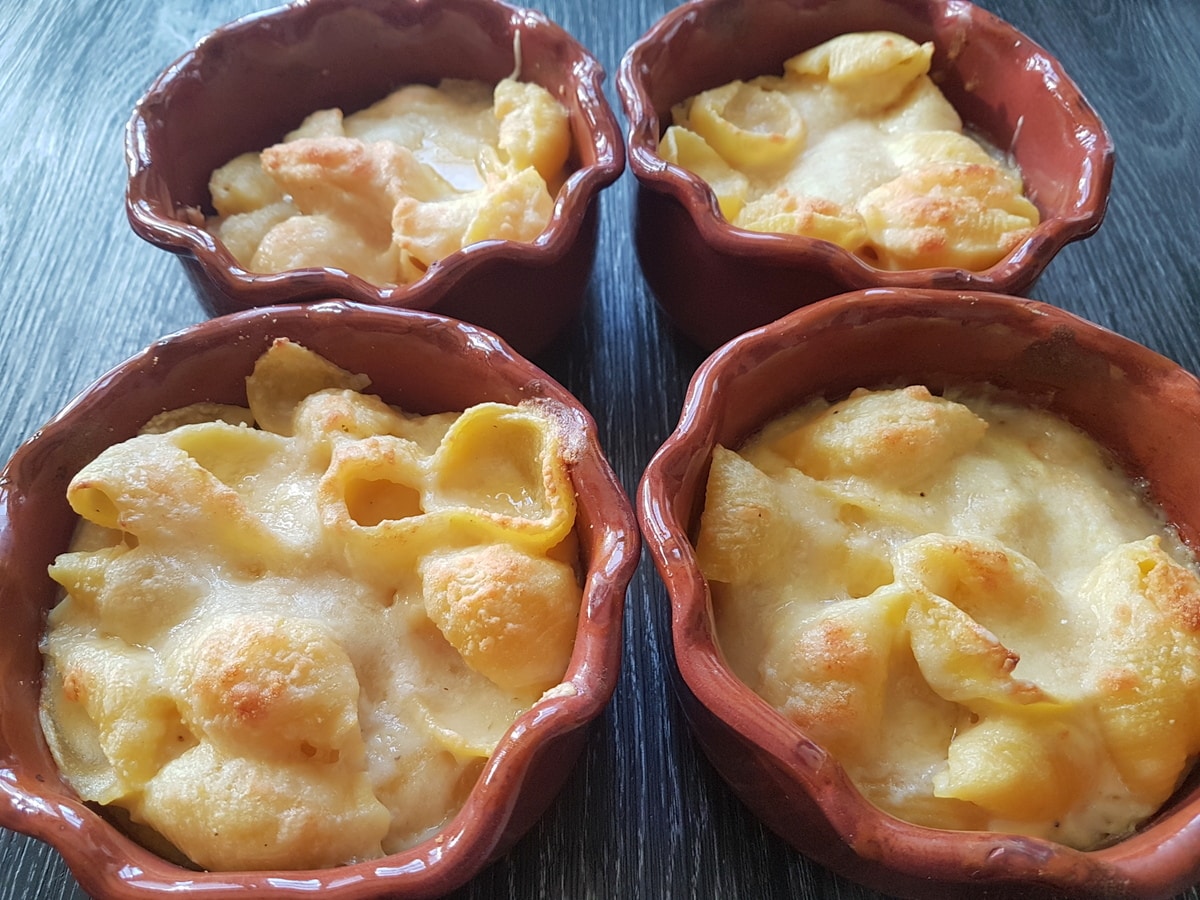 4 cheesy conchiglie al forno in individual servings.