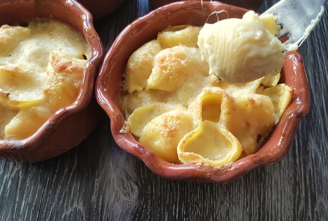 Cheesy conchiglie pasta al forno (baked pasta shells). 