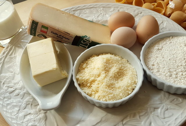 ingredients for cheesy conchiglie pasta al forno (baked pasta shells).