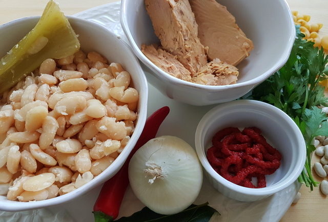 Ingredients for chifferi elbow pasta with cannellini beans and tuna 