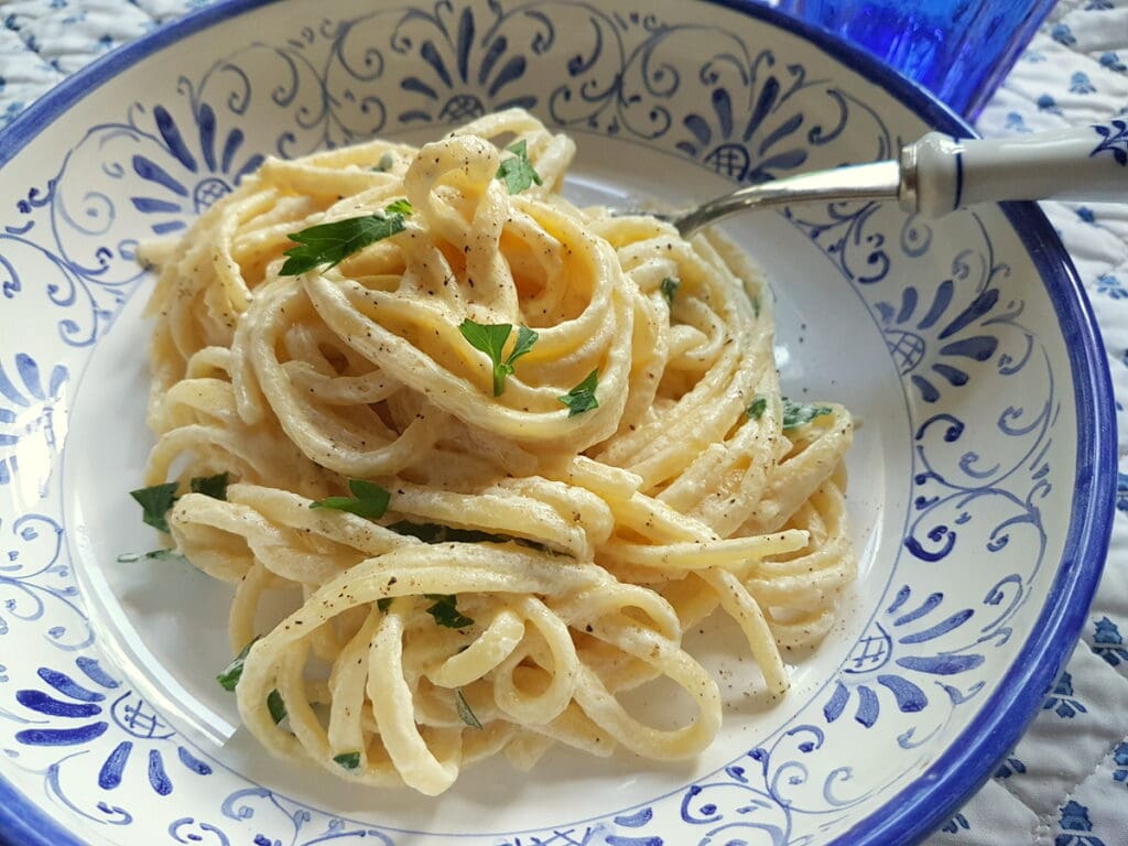 creamy linguine pasta al limone (lemon pasta)