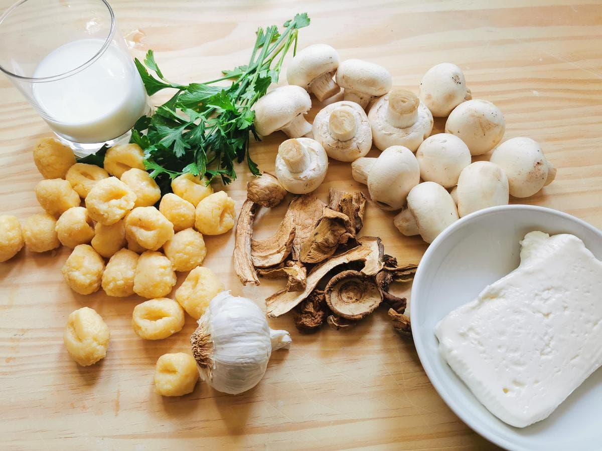 ingredients for this recipe, mushrooms, garlic, stracchino cheese, milk, parsley and gnocchi.