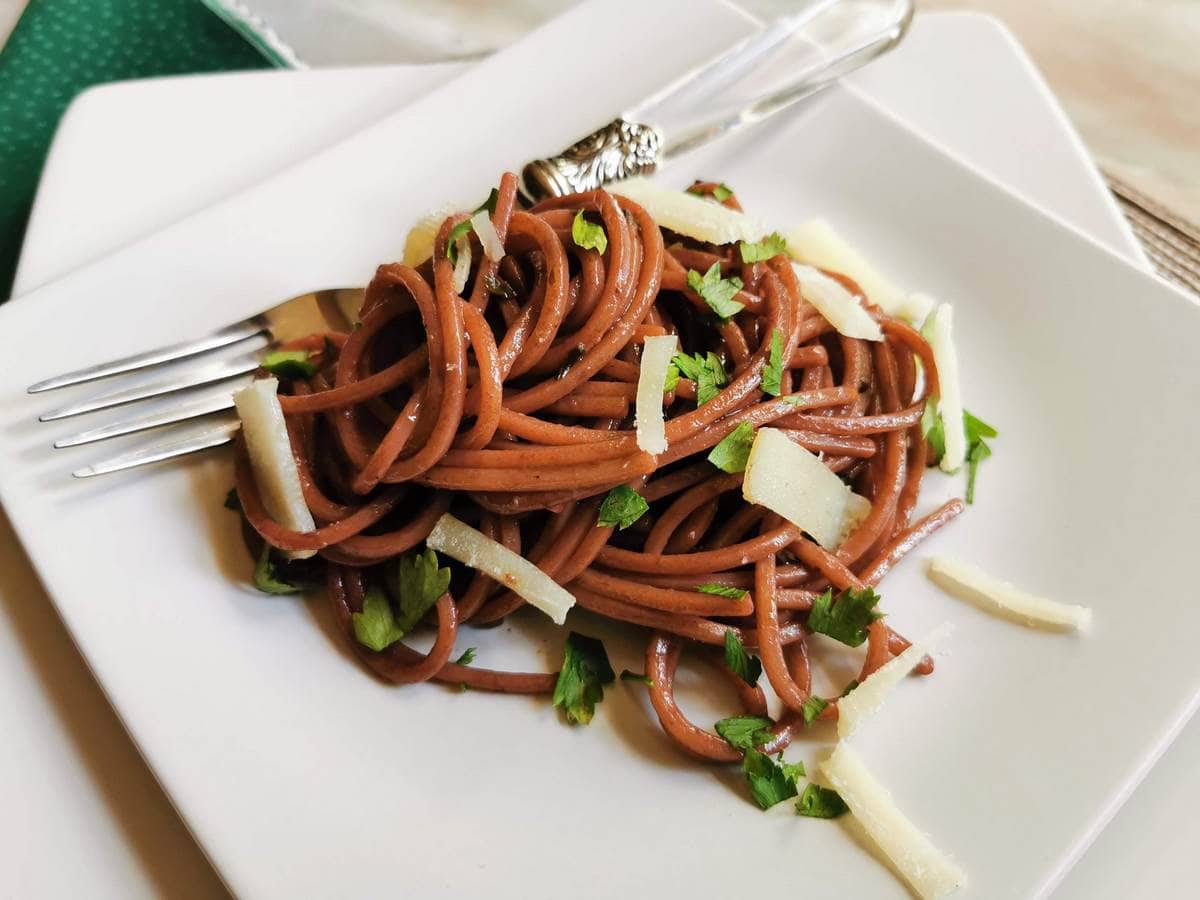 Drunken spaghetti garnished with parsley.