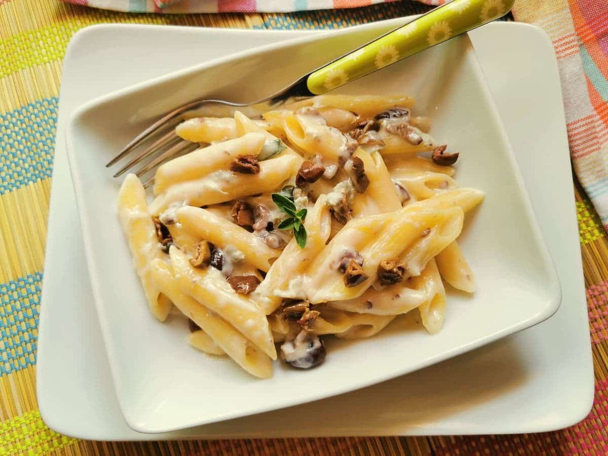 easy gorgonzola pasta with olives (pasta alla cenere)